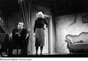 Szenenbilder aus dem Drama "Die Illegalen" von Günther Weisenborn am Hebbel-Theater Berlin : Szene mit Ernst Wilhelm Borchert (links) und Lu Säuberlich (rechts)