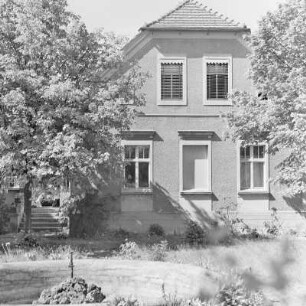 Wohnhaus mit Vorgarten.