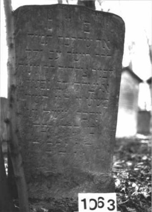 Grabstein 1063 (Index: 99899690) Material: Sandstein Zustand: stark verwittert Maße HxBxT: 115x63x8 cm Beschreibung: Stele mit Flachbogenabschluss: Grabstein 1063 (2)