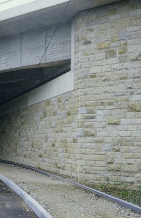 Natursteinverkleidung, Widerlager einer verbreiterten Brücke