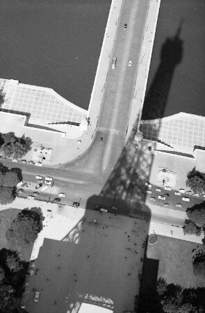 Paris: Eiffelturm, Blick von der Spitze, auf Schatten über der Seine, mit Pont d'Iéna