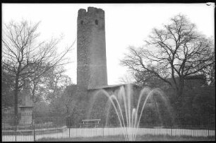 Oschatz. Kriegerdenkmal und Stadtmauerturm i.d. Promenade