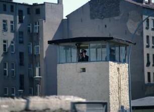 Deutsch-deutsche Grenze : Blick in den Kontrollbereich des Grenzübergangs Chausseestraße auf DDR-Gebiet.