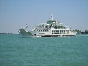 Venedig - Autofähre : Aufgenommen am 25. Juni 2010 in der nördlichen Lagune von Venedig (Burano)