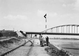 Tangermünde, Abfahrtsbake oberhalb der Elbbrücke