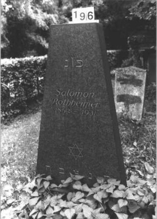 Grabstein 196 (Index: 100082094) Material: Granit Zustand: gut Maße HxBxT: 148x87x24 cm Beschreibung: stark konische Stele, Sockel, gerader Abschluß Symbolik: Davidstern: Grabstein 196