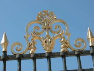 Goldverziertes Gitter ringsum das Museum Louvre