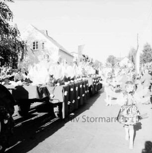Karpfenfest: Umzug: Festwagen, Mädchen als Seerosen, begleitet von Mädchen als Libellen: im Hintergrund Spielmannszug: an den Straßenrändern Zuschauer, Fahnenschmuck, 11. Oktober 1959