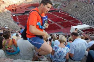 Verona - Opernaufführung in der Arena : Verkäufer von Informationsmaetrial vor Beginn einer Opernaufführung in der Arena von Verona, aufgenommen 2007