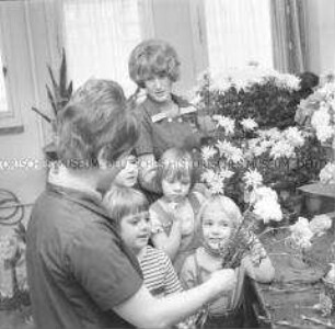 Kinder der Kinderkombination in Karl-Marx-Stadt fertigen Blumengestecke