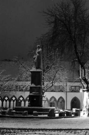 Freiburg: Vom Rathauseingang Berthold Schwarz-Denkmal, Nacht im Schnee