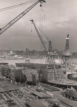 Hamburg-Altona. Blick auf das Gelände der Schlieker-Werft am Reiherstieg. Auf der Helling liegen Schiffsneubauten