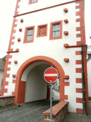 Stadtbefestigung - Steinheimer Torturm-Ansicht von Feldseite mit Durchfahrt und erhaltenen steinernen Torangeln sowie Wappenkartusche in Übersicht