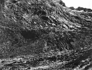 Stufe des Cinco Lagunas : Berghang mit Gesteinsschichten