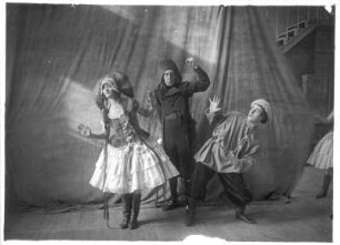 Coppelia. Ballett von Léo Delibes mit Ellen von Cleve-Petz als Swanilda, Walter Kreideweiß als Franz, Wilhelm Moy als Dr. Coppélius u. a. Staatsoper Dresden, Neueinstudierung 16.2.1925 unter Leitung von Fritz Busch (gemeinsam mit "Abu Hassan"; Choreographie: E. Cleve-Petz). Fotografie (Negativabzug auf Papier) von Ursula Richter