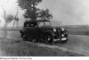 Auto (DKW) auf einer Landstraße