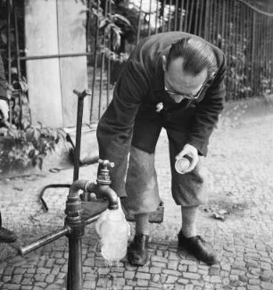 Deutschland, Berlin, Öffentliche Behelfs-Trinkwasserzapfstelle
