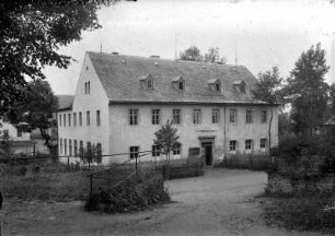 ehemalige Dorfschule : li. im Hintergrund: das Erbgericht Arnsfeld
