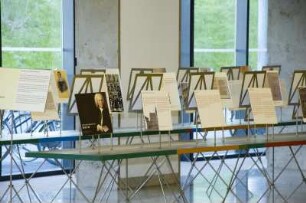 Exponate im Foyer
