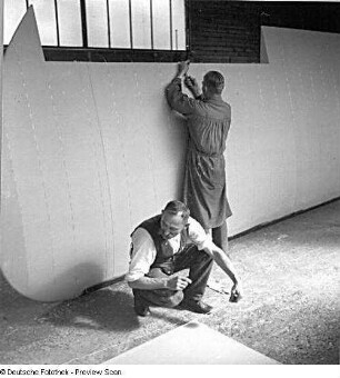 Rostock-Warnemünde. Ernst Heinkel Flugzeugwerke Warnemünde. Arbeiter bei der Montage von Flugzeugteilen