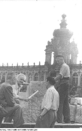 Dresden, Zwinger. Professor Arthur Frenzel, Chef der Zwingerbau-Hütte, mit Bildhauer Albert Braun und Fritz Sittner, 1955/57