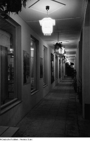 Blick entlang des indischen Pavillons der Leipziger Herbstmesse 1954 bei Dunkelheit