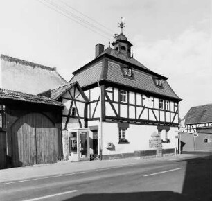 Rathaus und Brunnen; Wölfersheim, Obbornhofener Straße 2