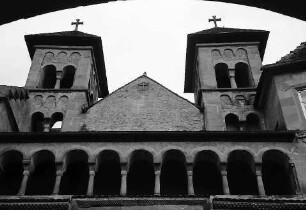 Schwäbisch-Hall: Comburg, doppeltürmiger romanischer Eingang der Kirche