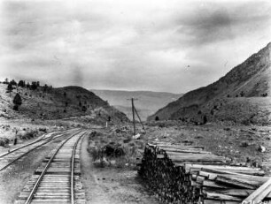 Durchbrochene Endmoräne : V-förmiger Durchbruch durch eine Endmoräne. Der Durchbruch wird genutzt, um eine Eisenbahntrasse zu verlegen.