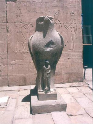Horus-Falke : Ägypten. Edfu. Horus-Tempel (237-57ante). Rechter Horus-Falke aus Granit vor dem 1. Pylon