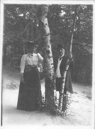 Dresden. Paar an einer Birke in der Dresdener Heide