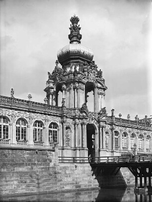 Dresden. Zwinger. Mittelteil des Südwestflügels mit Kronentor und Holzbrücke