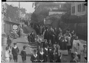 Primizfeier Brugger in Sigmaringendorf 1936; Prozession; im Vordergrund Neupriester Brugger, dahinter Geistlichkeit