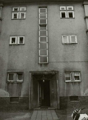 Glauchau, Rosa-Luxemburg-Straße 14, Wohnhaus, Straßenfront, Mittelachse mit Eingang und Treppenhaus