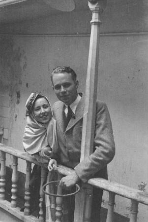 Reisefotos Spanien. Franz Grasser und eine junge Spanierin in Tracht auf einer Innenhofgalerie