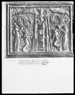 Relief an einem Möbel