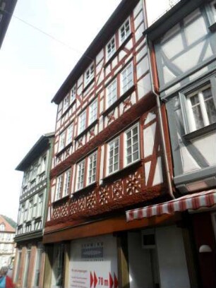 Stadtbild - Hauptstraße am Marktplatz (Nordseite) - Fachwerkhaus (Obergeschosse auf steinernem Stock) über Traufseite querab in Übersicht