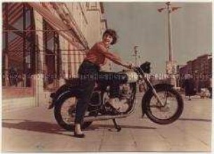 Werbefoto für das Simson-Motorrad AWO 425 Sport, aufgenommen in der Berliner Stalinallee