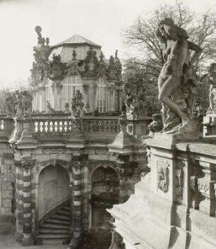 Dresden-Altstadt. Zwinger (1709-1728; M. D. Pöppelmann). Wallpavillon (1716-1718). Ansicht vom Nymphenbad über den Zwingerhof