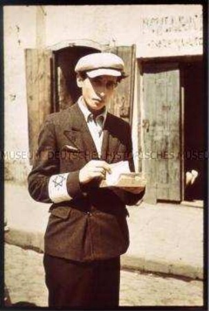 Junger Mann mit Davidstern-Armbinde im jüdischen Viertel von Lublin