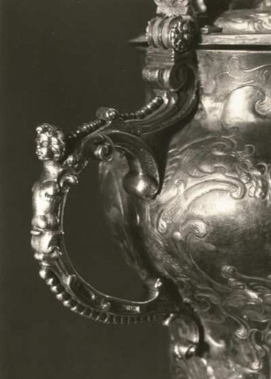 Döbeln, Nikolaikirche. Abendmahlskanne. Silber, teilweise vergoldet; Höhe ohne Deckel 25,5 cm, Fußbreite 16,6 cm, Kruzifix 8 cm, Figur 4,2 cm. 1660. Detail: vertikaler Henkel