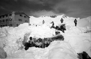 Oberstdorf: Nebelhorn; sonnende Gruppen in Schneelöchern
