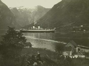 Essefjord, Norwegen. Blick von Balestrand am Südufer in den Fjord (Seitenarm des Sognefjords) mit Passagierschiff Monte Sarmiento