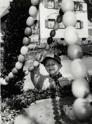 Kleiner Bub am Osterbrunnen
