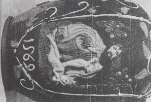 Krug mit der Darstellung der Erschaffung Evas und Kreuzigungsgruppen