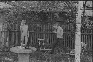 Höfgen. Akt-Pleinair 1979. Günter Rössler fotografiert eine auf einem Gartenstuhl sitzende junge Frau