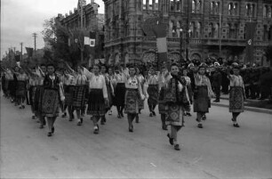 Chisinau: Vorbeimarsch von Mädchen in Tracht