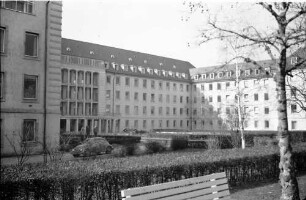 Freiburg: Frauenklinik, Gesamtansicht vom Hof