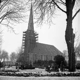 Friedenskirche: Kirchturm mit Baugerüst: Außenansicht von Süden: im Vordergrund Kirchhof: rechts Baum: Winter