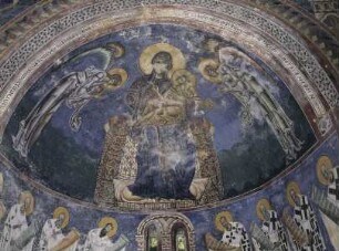 Wandbildzyklus an der Chorwand — Ausmalung der Apsis: Thronende Madonna mit Kirchenvätern — Kalotte: Thronende Madonna mit Erzengeln